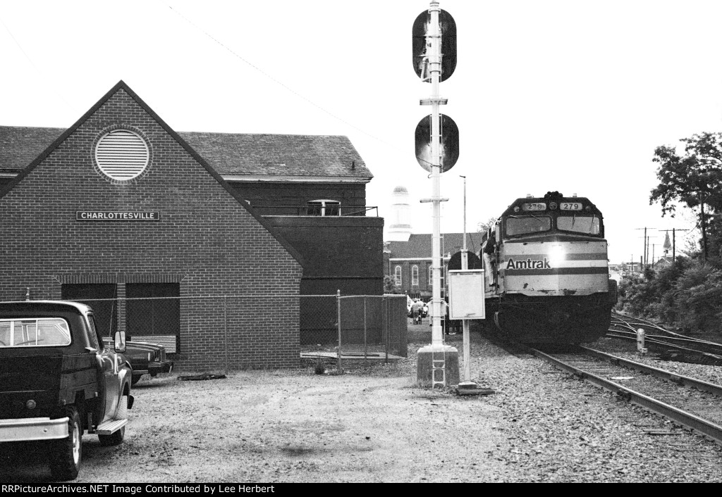 AMTK 279 at the Charlottesville station stop